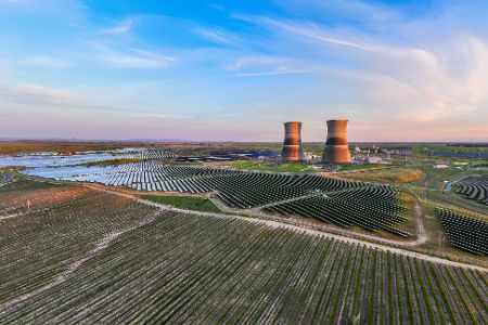 Atomkraftwerk mit Solaranlagen im Vordergrund